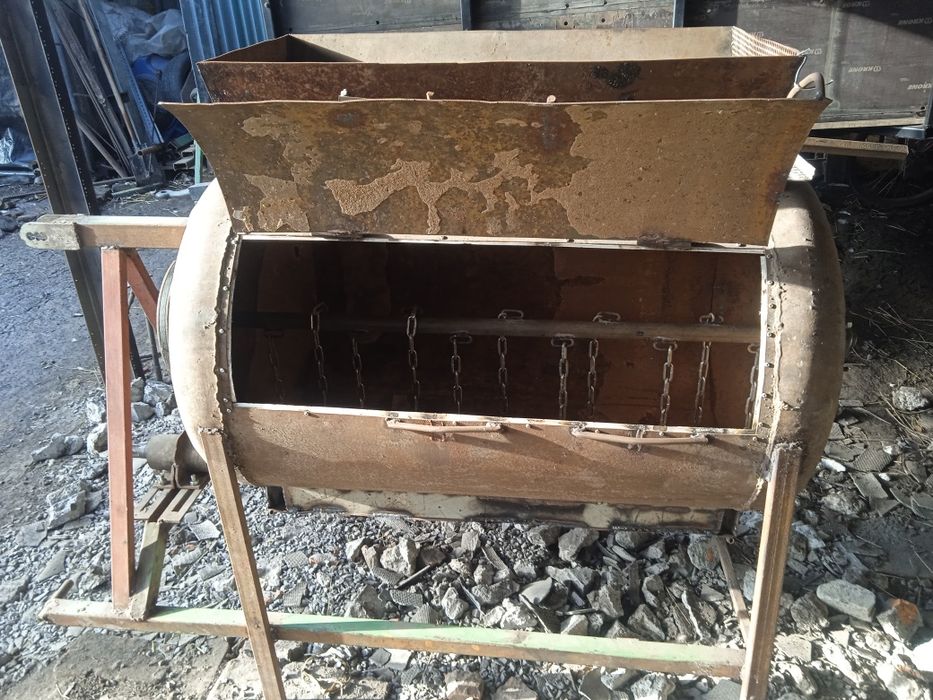 Кукурудз'яна дробарка , дробірка кукурудзи, в початках.