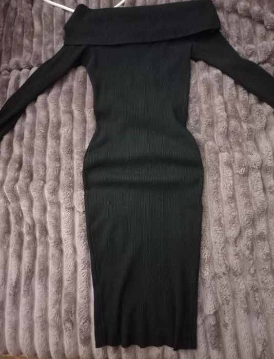 Сукня на спущені плечі