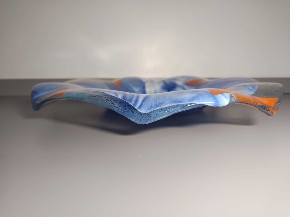 Prato em Vidro Artístico – Movimento, Cor e Exclusividade