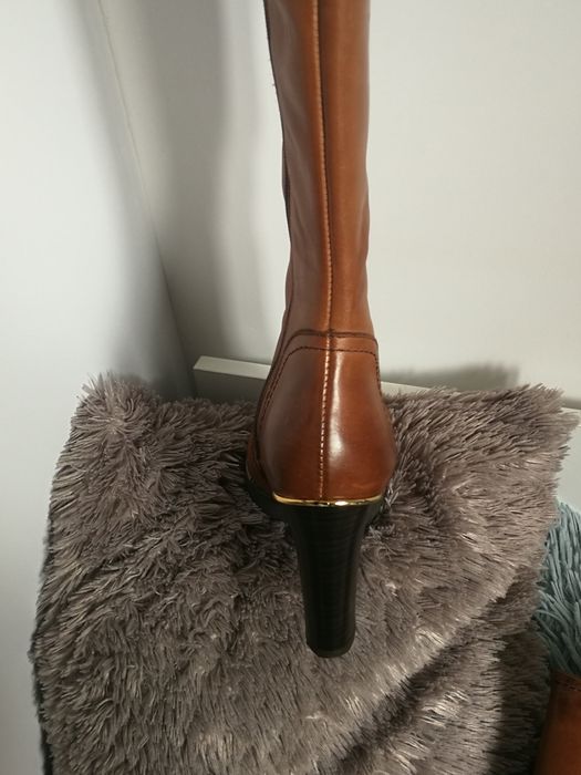 Długie seksowne karmelowe skórzane buty ze złotymi dodatkami Kazar