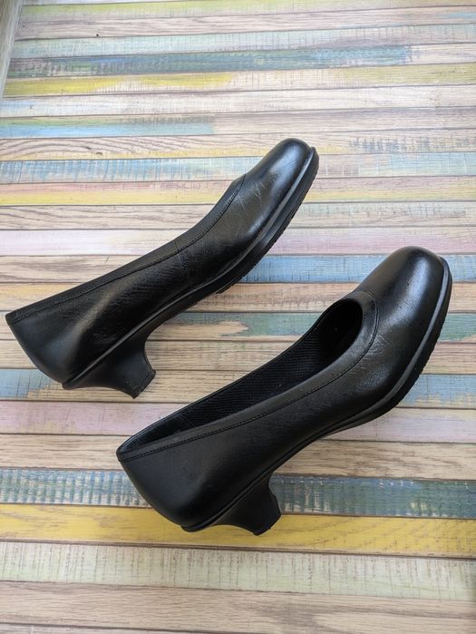 Шкіряні балетки Crocs 38