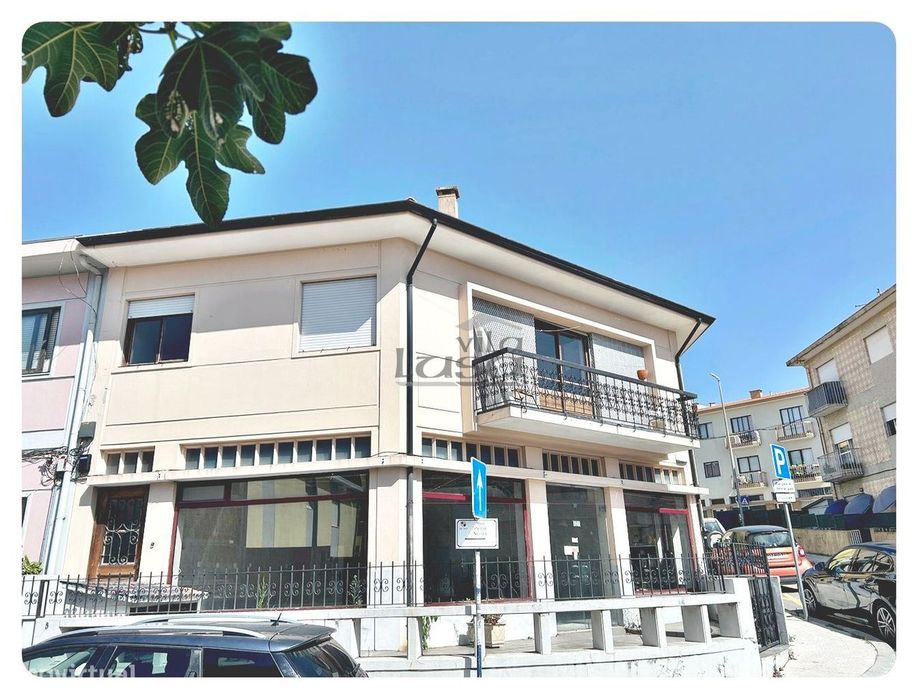 Moradia T2 com espaço comercial e potencial para duas habitações Pa...