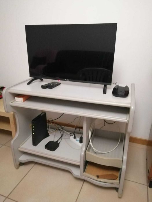 Mesa de jantar, secretária e mesa de centro