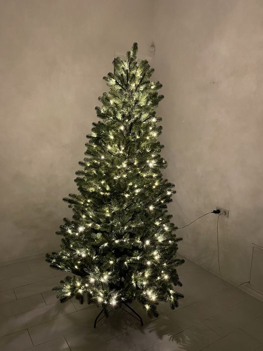 Штучна новорічна ялинка з лампочками 2,2м DekoriKristian
