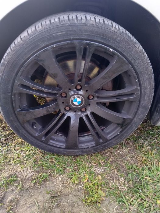 Felgi BMW M-pakiet Czarna 18 cali BMW E90 E87 Ładne opony