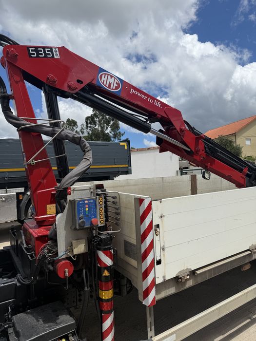 Mitsubishi Fuso com grua de 12M estrado