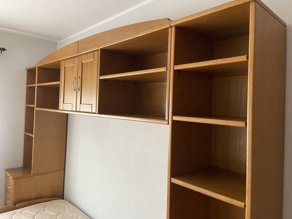 Estudio em madeira castanho