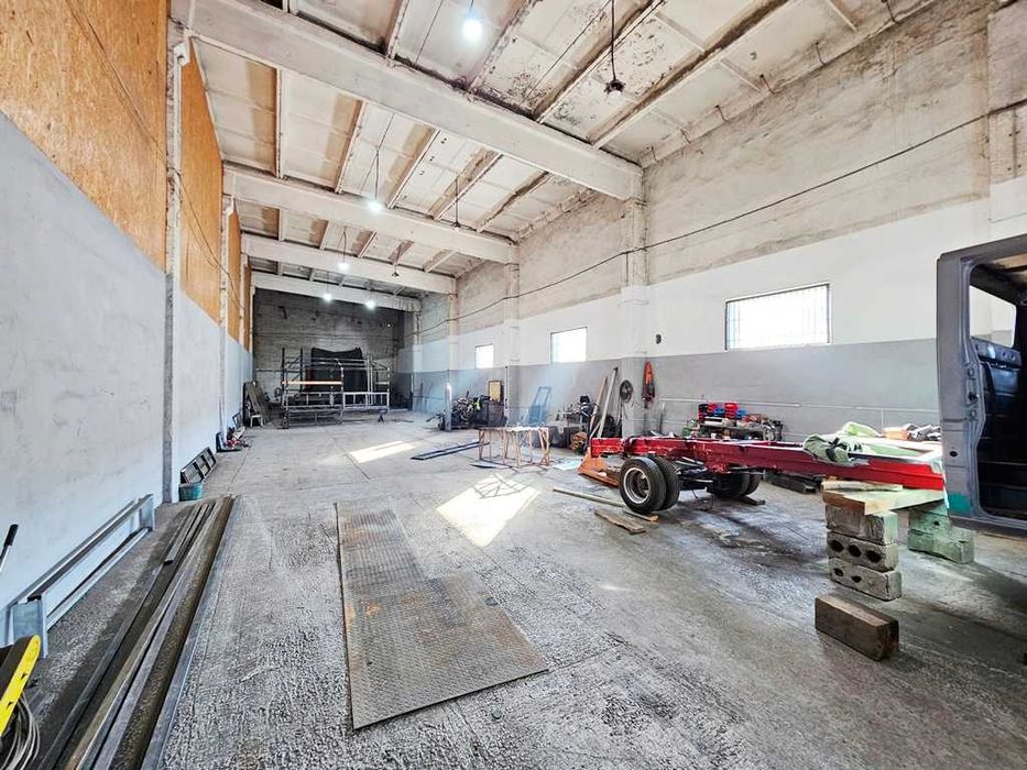 Продається виробничо-складське приміщення в промисловій частині мСтрий