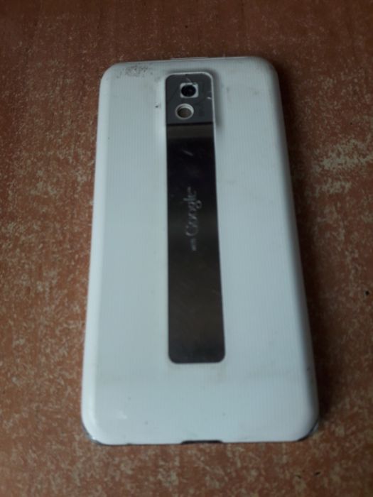 Мобильный телефон LG-P990