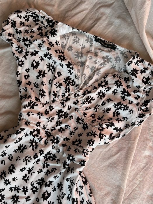 Плаття з чорними квіточками