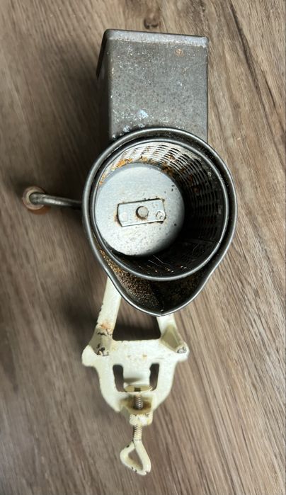 Maquina de moer cafe vintage.