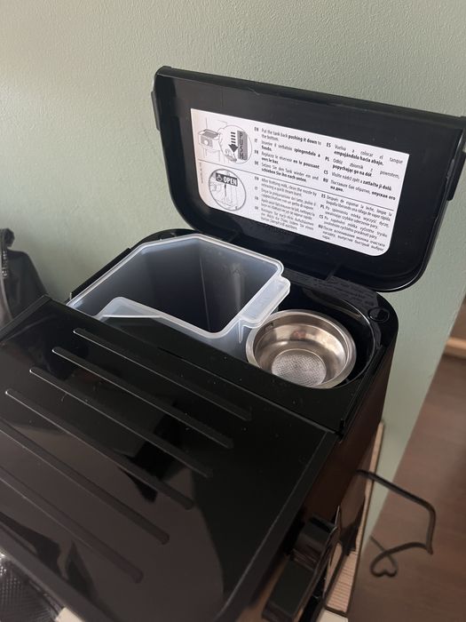 Ekspres kolbowy DeLonghi 230.BK