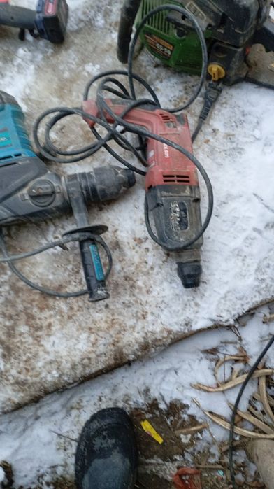 2 бензопіли . 3 перфоратори і шуруповерт