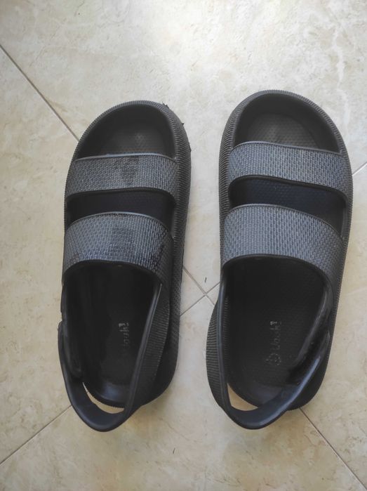 Sandálias em borracha prensada