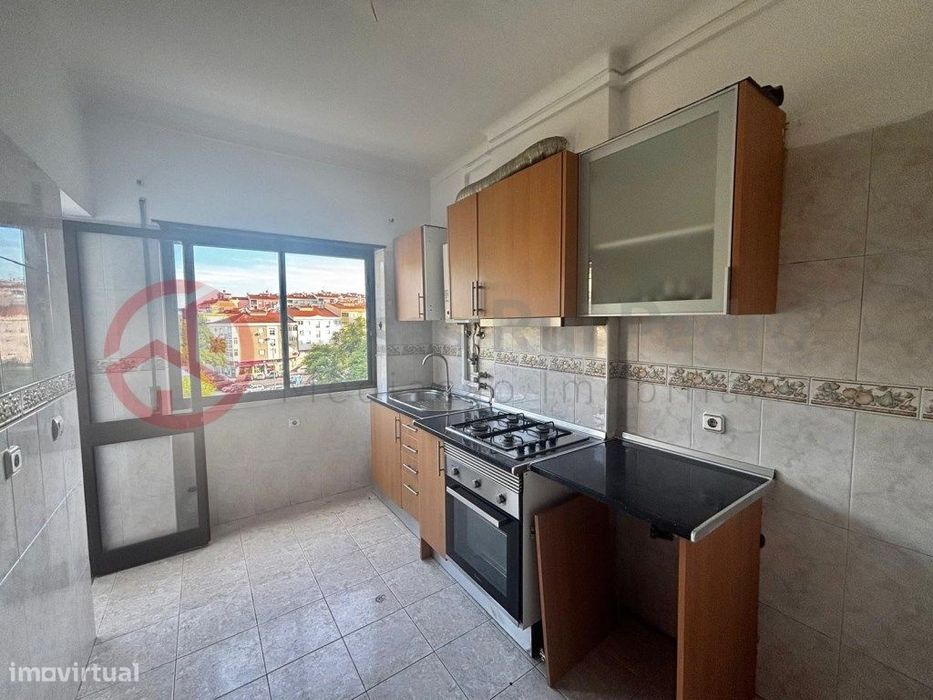 Apartamento T3 com elevador na Cruz de Pau, Amora