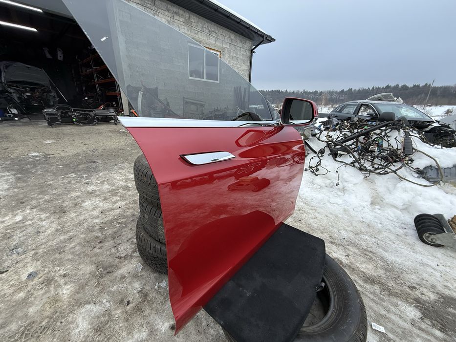 Двері передні праві Tesla model S Тесла модель C  червоні.