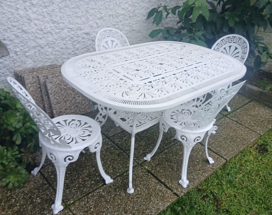 Uma mesa e 4 cadeiras de jardim