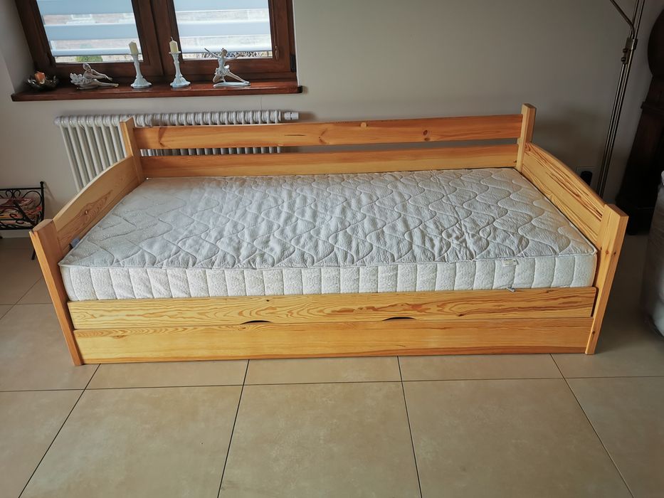 Łóżko VIP drewniane sosnowe 100 x 200 cm z materacem  Hilding Zorba