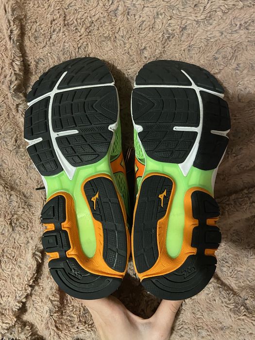 Продаю беговые кроссовки Mizuno