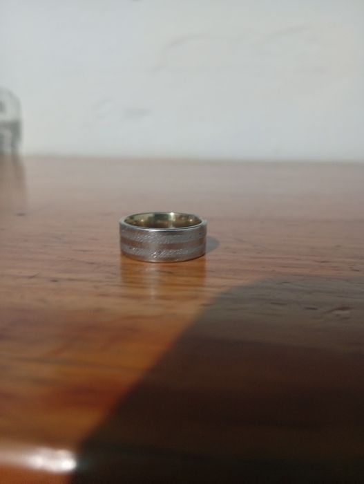 Anel pequeno pratiado e dourado