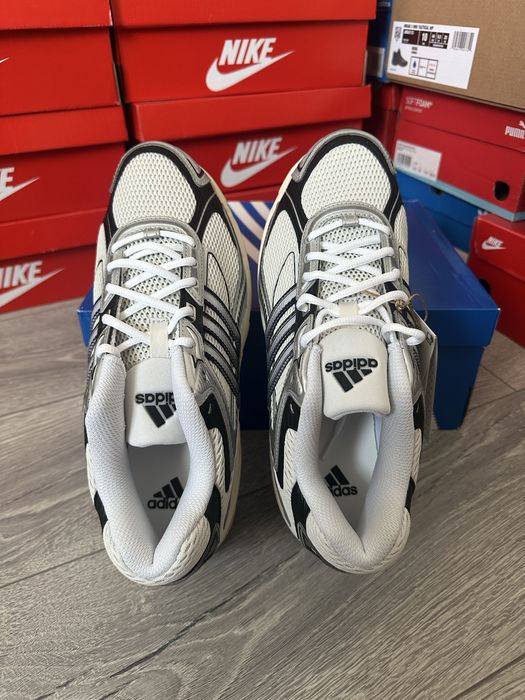 Оригінальні чоловічі кросівки adidas