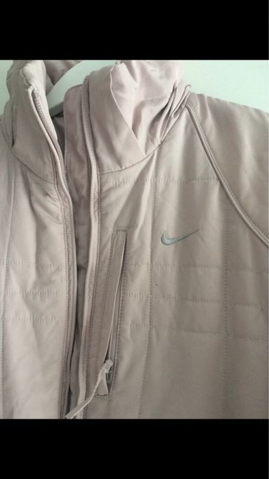 Różowa kurtka z kapturem NIKE.