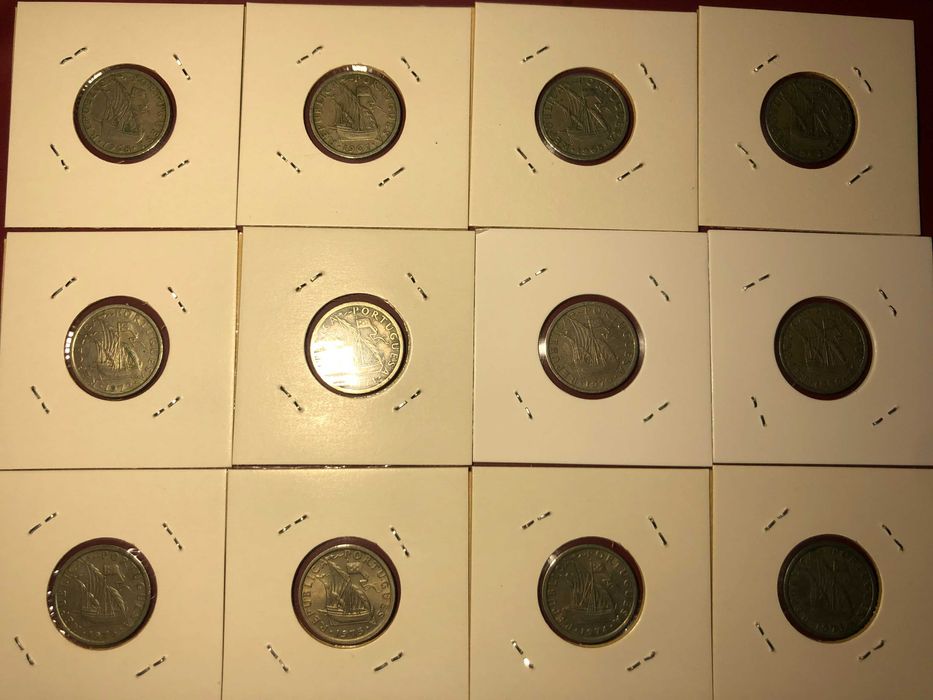 21 moedas de 2,5 escudos todas diferentes em Cuproniquel e em alvéolos