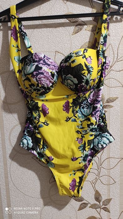 Яскравий, стильний купальник