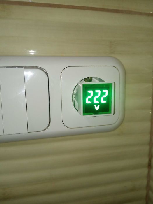 Вольтметр змінного струму в розетку.