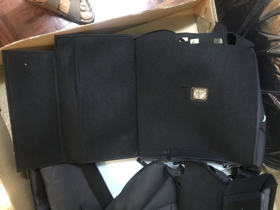 Capas tecido pretas e tapetes Toyota RAV 4 Confort