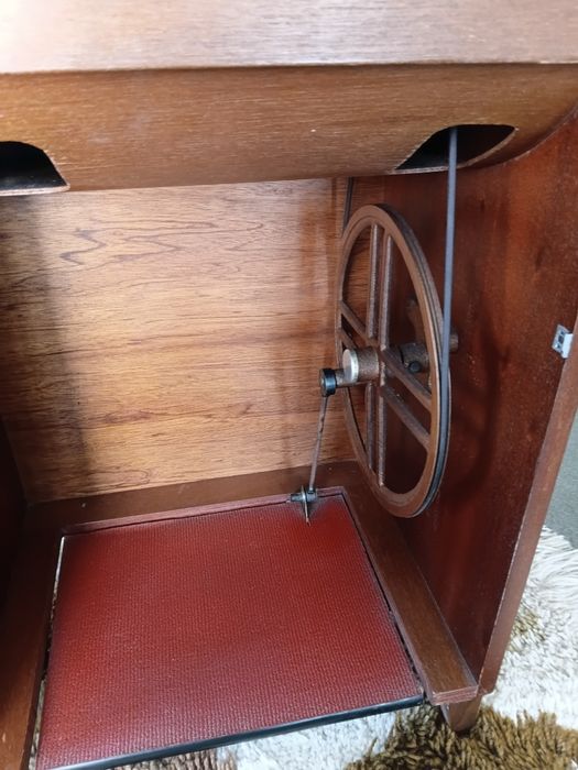 Máquina de costura OLIVA modelo CL 45  com movel ( a funcionar corretamente)