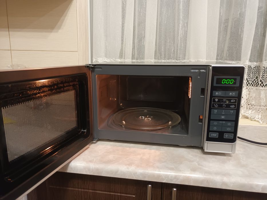 Мікрохвильова піч Sharp R 242 та Nord
