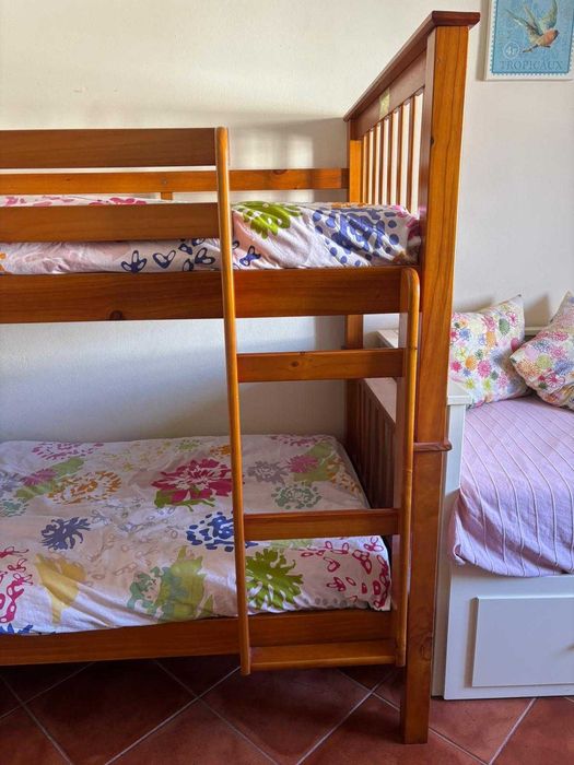 Beliche com colchões em V. N. Milfontes