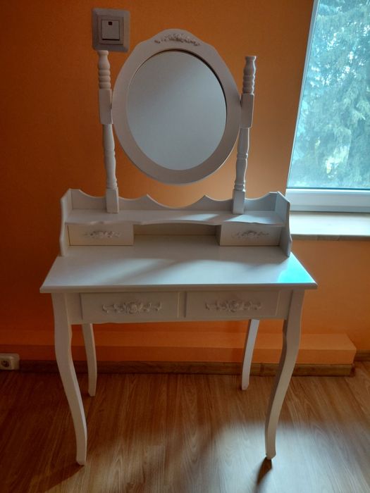 Toaletka z lustrem i taboretem