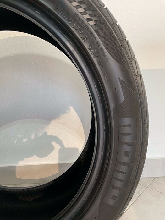 Pneus MOMO M-3 Outrun 235/45/18 ZR Novos 2unidades