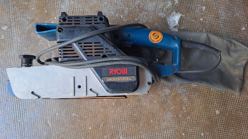 Várias ferramentas elétricas carpinteiros