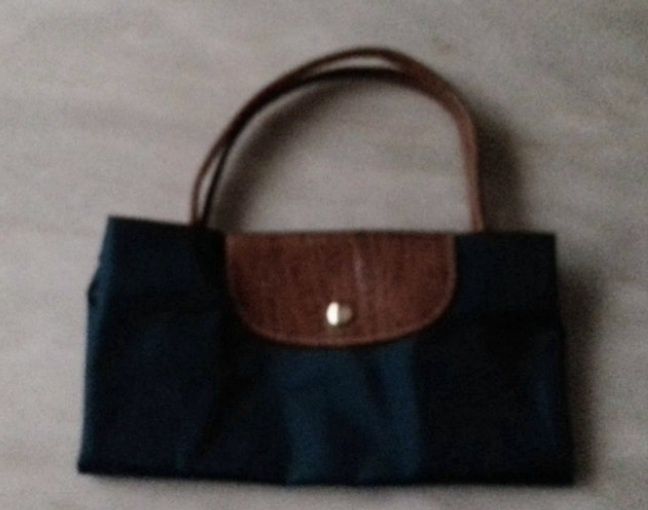 Saco desdobrável com pegas e aplicação de pele