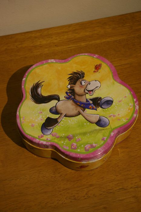 Metallic Flower-Shaped Box64729423665411121