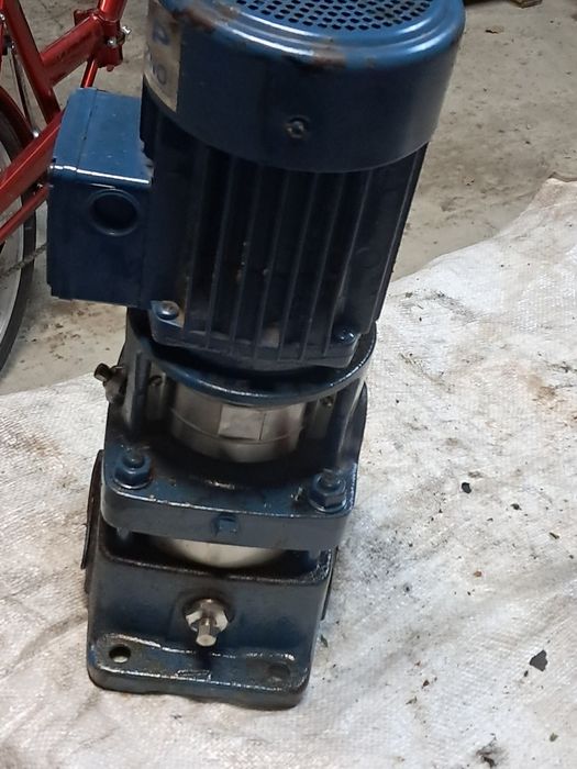 Pionowa wielo stopniowa pompa odśrodkowa