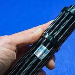 Laser azul de alta potência 5000mw com carregamento por USB.