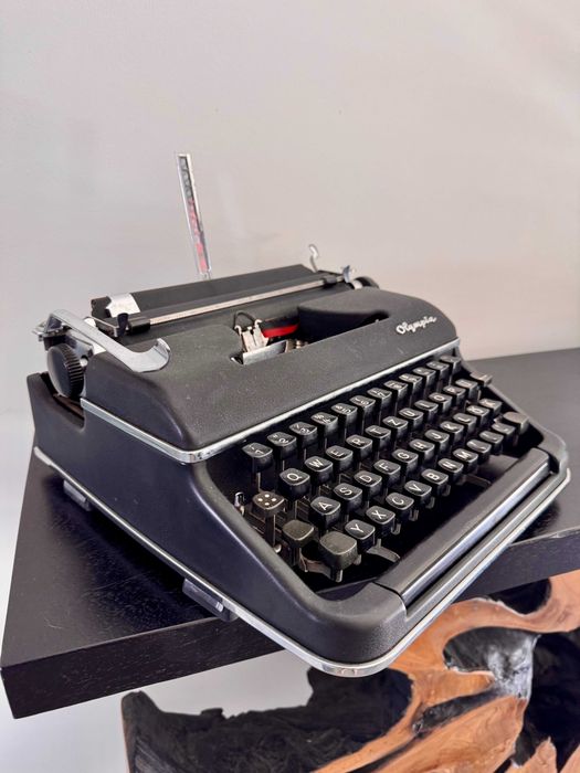 Máquina de escrever Olympia para venda! Ótima opção para presente, artigo de colecionador ou decoração de casa