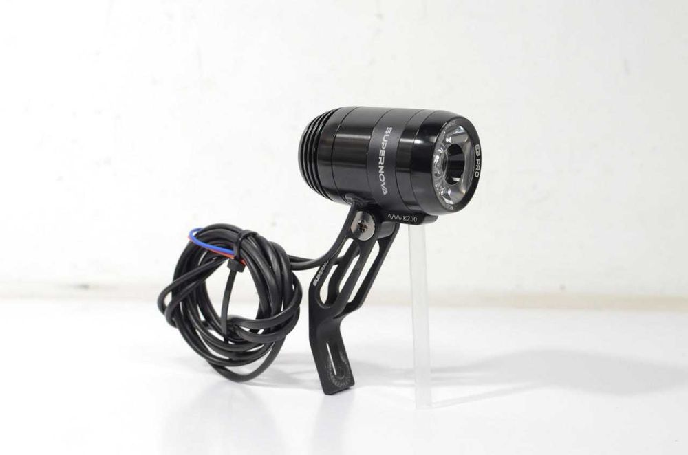 Світло Supernova E3 PRO 2 для динамо-втулки + кріплення Supernova