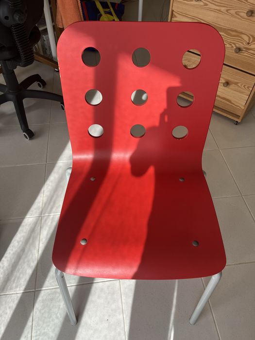 Cadeira IKEA com oferta de candeeiro