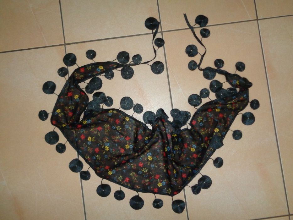 niepowtarzalna trójkątna owalna chusta apaszka z okrągłymi frędzlami