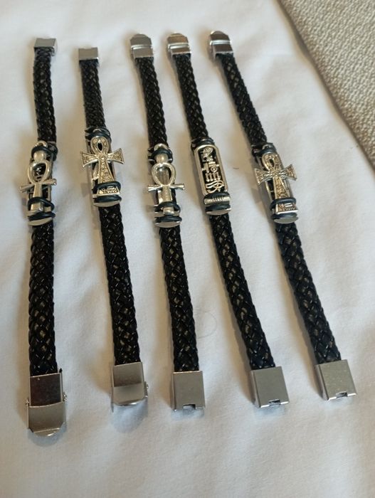 Vendo pulseiras em couro e medalha em aço novo