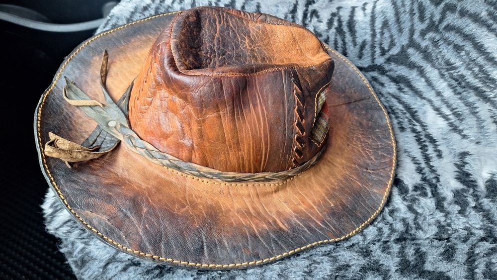 Кожаная ковбойска шляпа.