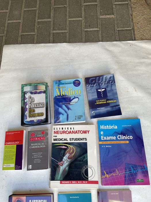 Vendo livros de Medicina e outro