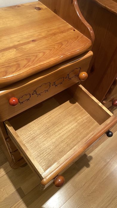 Estante infantil com desenhos de ovelha