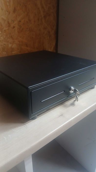 Kasetka na pieniądze z dociskiem banknotów