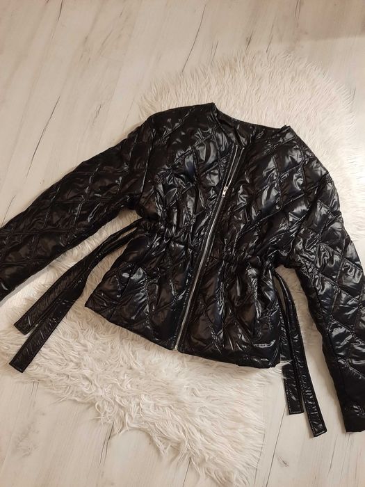 Piękna czarna pikowana lakierowana kurtka ściąga w pasie L 40